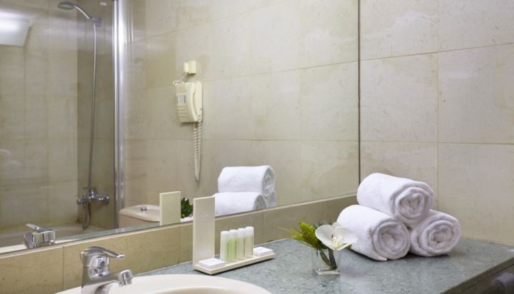 Salle de bain privative chambre double - Hôtel Delfos