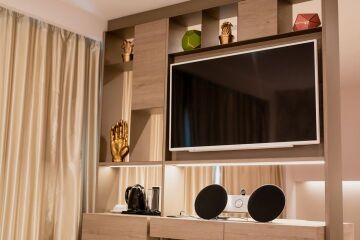 Hotel Andorra Plaza 5* - Chambre Deluxe vue 3 Dtail TV et enceinte bluetooth