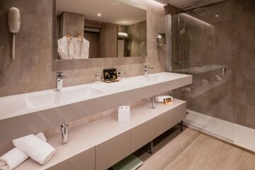 Salle de bain privative chambre Deluxe douche  l'italienne