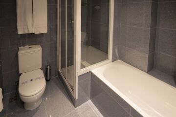 Salle de bain vue 2 - Baignoire + Douche - Chambre Double Twin - Hotel Font Argent Pas de la Casa